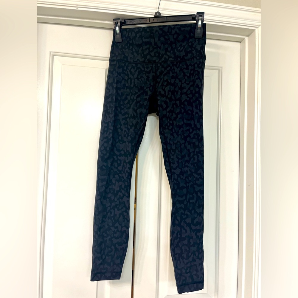 LuLuLemon Aligns, Black Leopard Camo, Size 6, 25 inch inseam